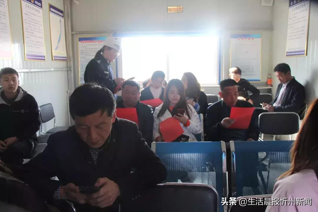 保德交警进村宣传交通安全知识,平陆大队文明交通宣传进驾校