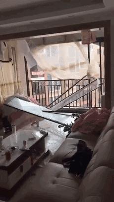 一不小心窗户掉了,怎么处理窗户防止坠楼