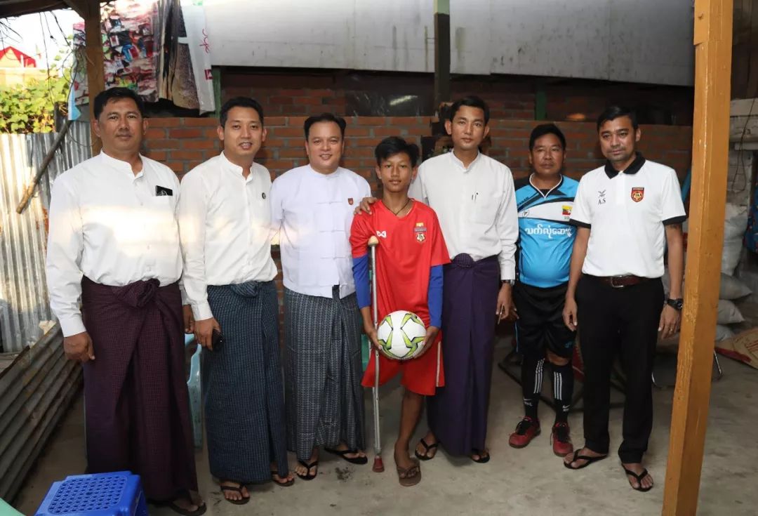 鎴戝彧鏈変竴鏉¤吙,韪㈣冻鐞冪殑灏忕敺瀛╂湁澶氬竻