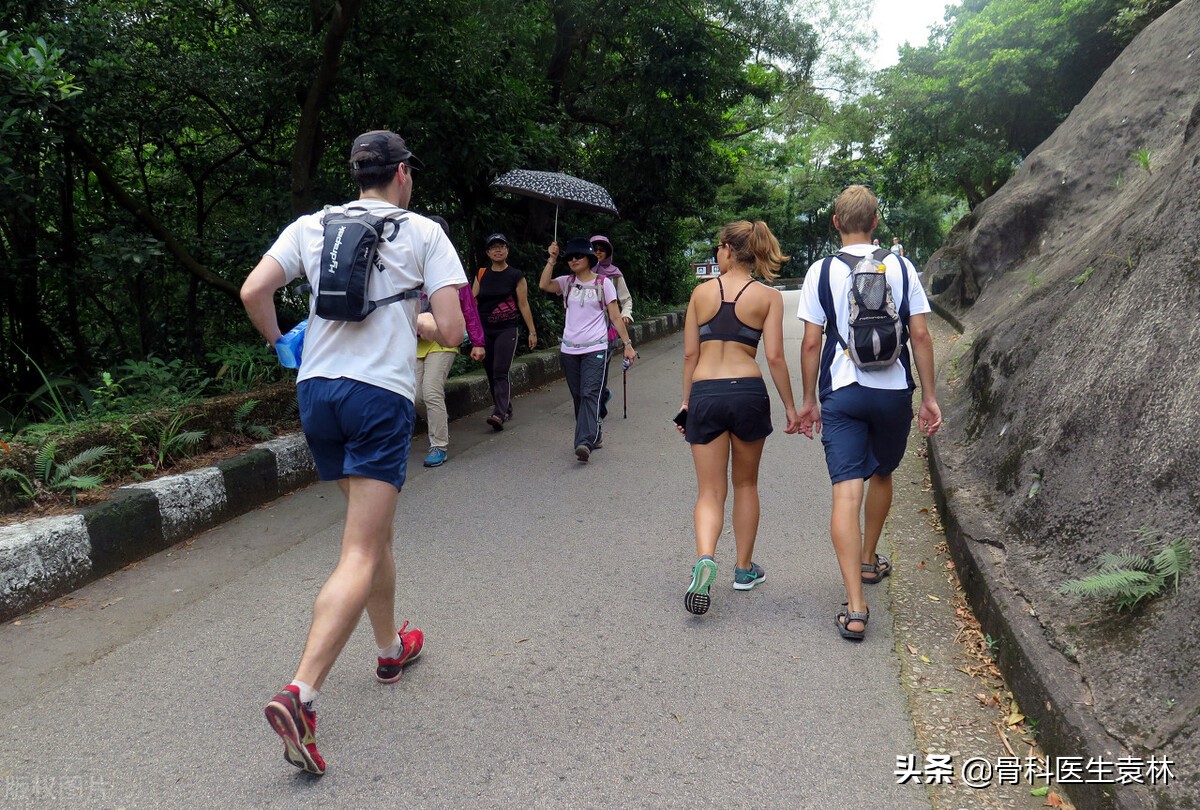 上楼梯时突然会有腿无力现象,上下楼梯腿打软是什么原因