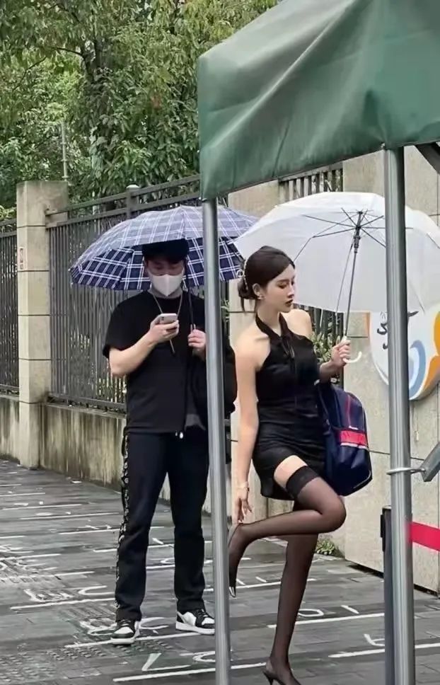 从万众瞩目到众人唾弃,从众人追捧到众人孤立