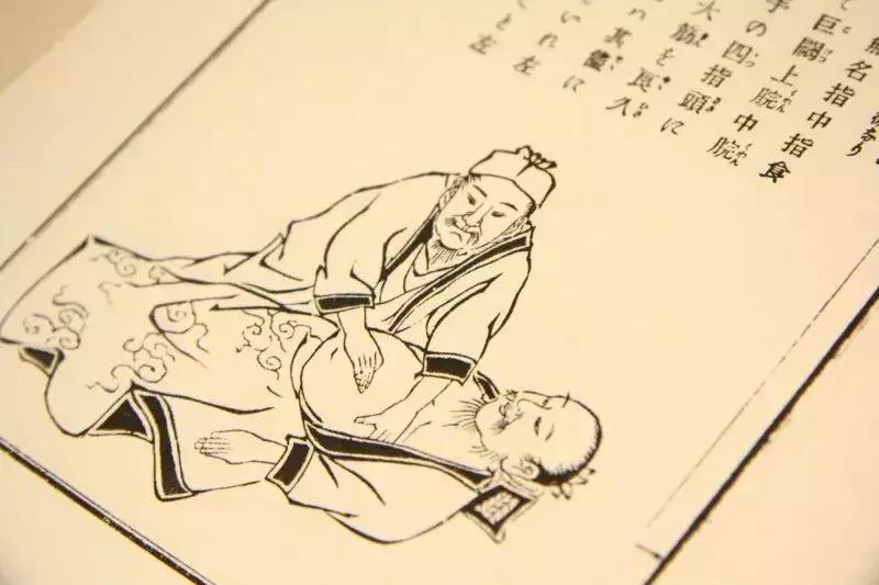 肚子里面有股气绞痛怎么排出,肚子里有气咕噜咕噜响憋闷