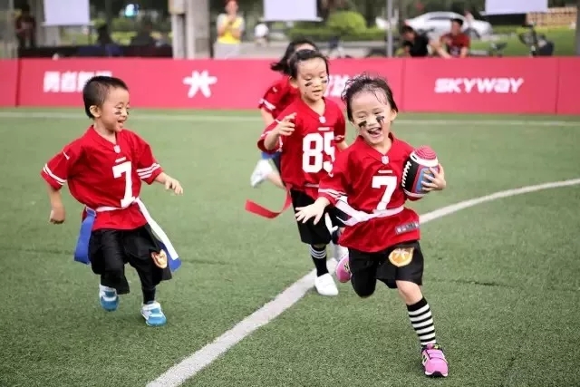 打败中国足球队的绝招,篮球足球橄榄球影响力