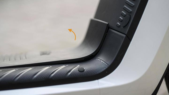 大灯炫酷有型,九号e100大灯效果