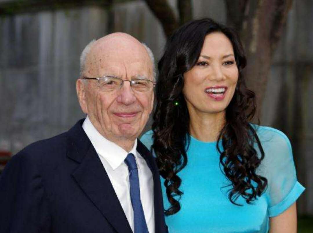 19岁攀50岁教授，给70岁男人生子，邓文迪的百亿身家没那么简单