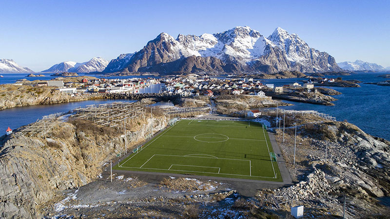 面积只有10平方公里的小岛,小岛上建足球场