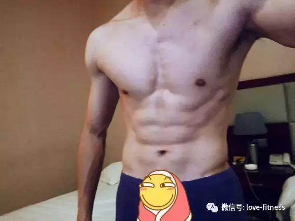 胸肌不厚没有立体感怎么回事,胸肌上部不饱满没有中缝