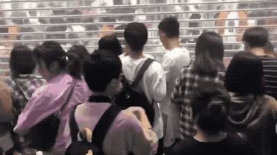 长沙国金中心出现抢衣大战！优衣库遭疯抢！店员被吓哭