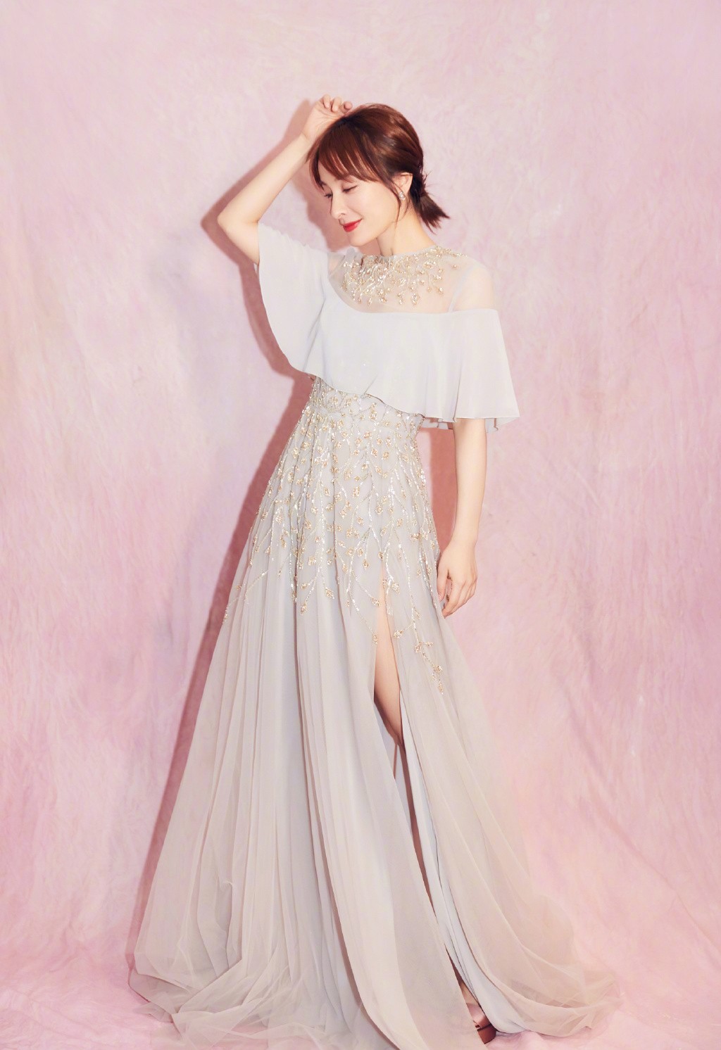 吴昕晒*服私**，穿西装直筒裤满满复古风，网友却说：手机壳哪买的？