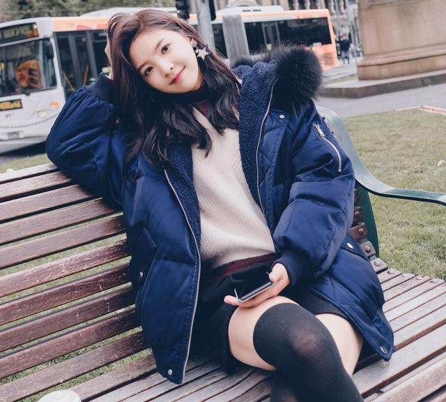 怪不得老婆把皮衣全扔了，如今流行这样的棉袄，保暖又上档次