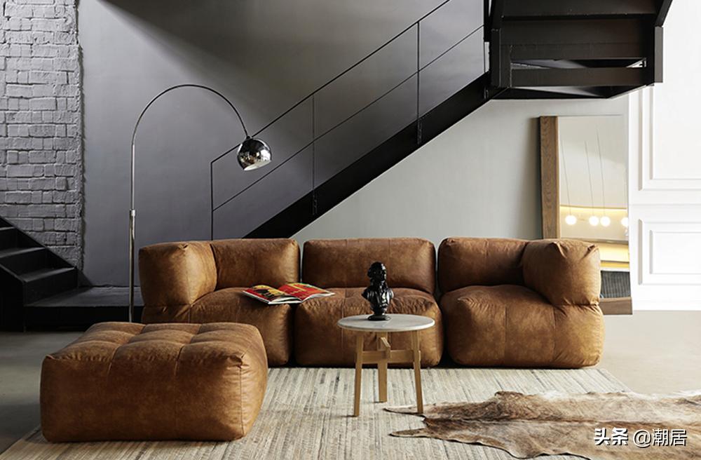 不想客厅太过平凡？黑棕色的家具搭配，让高级的复古感油然而生