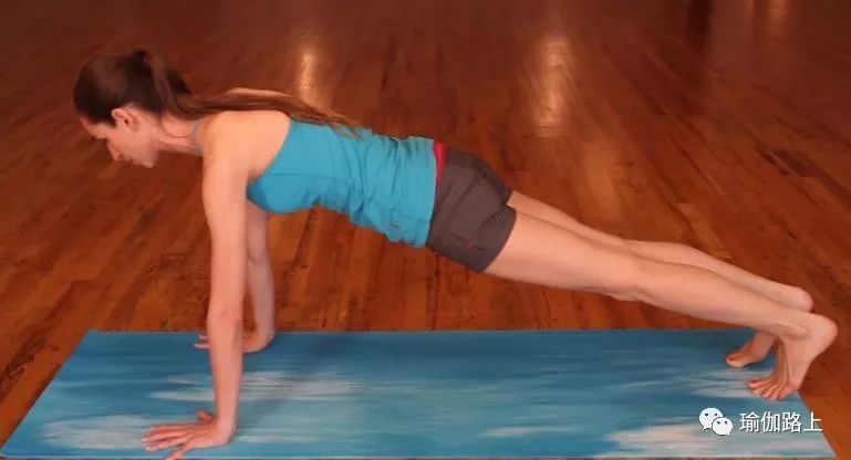 手臂上的拜拜肉，看起来胖了10斤，这样练习就瘦了（详解）