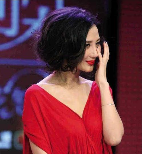 她被称为“性感女王”,因被3任渣男情伤隐退,今40岁复出仍单身