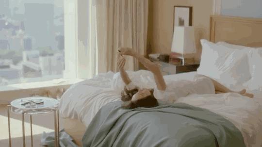 洗手台有缝隙,发黑又发霉?保洁阿姨教你一招,5秒统统划干净