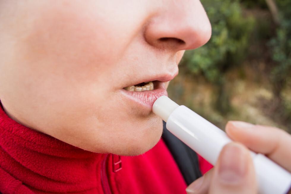 嘴唇有裂纹正常吗,嘴唇出现白色斑块但没感觉