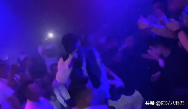 PGone复出受挫，现身酒吧表演不准上台，唱十分钟被骂到退场