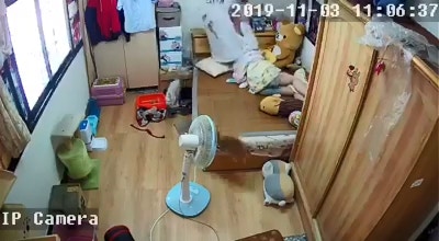 猫咪大报复!睡懒觉忘了喂猫被推倒的行李箱砸到轻微脑震荡