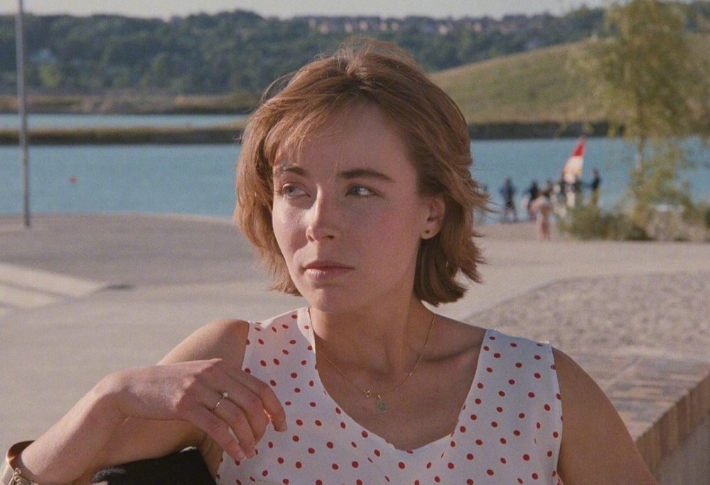 在候麦电影中寻找夏天，豆沙色上衣清纯减龄，值得借鉴