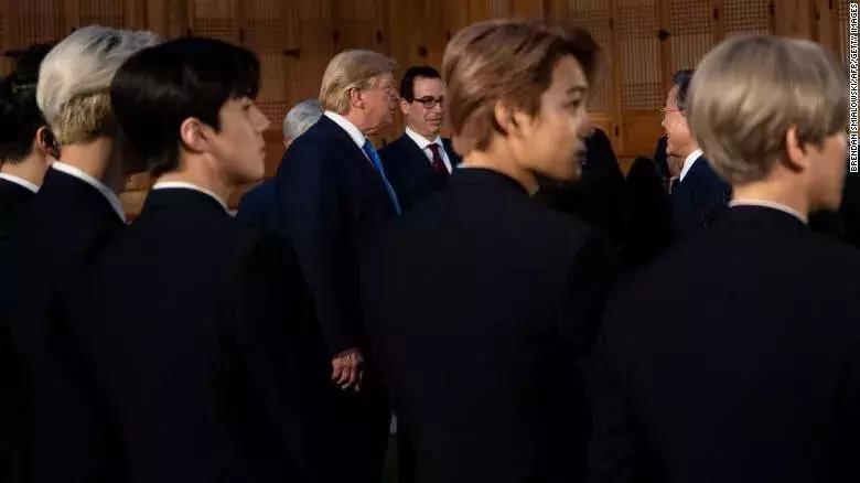 拿到EXO的签名专辑，特朗普露出了这样的表情......