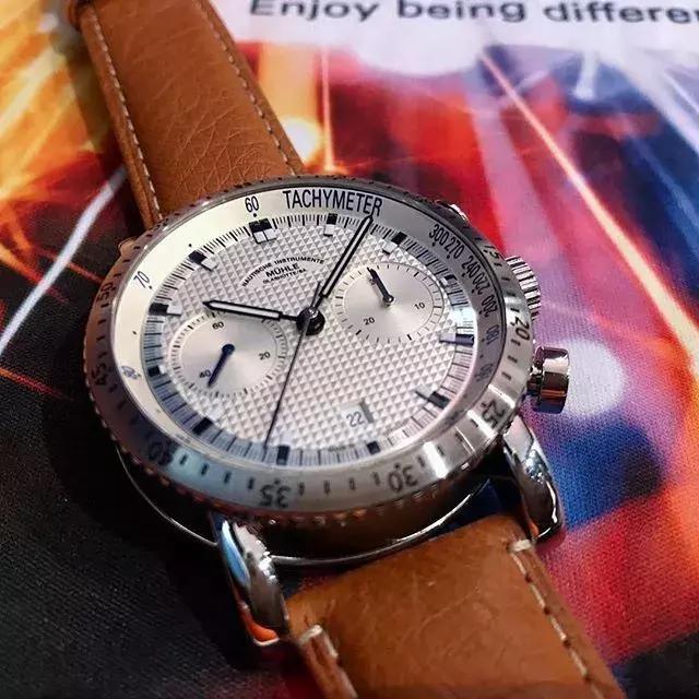 夜店戴表三要素:荧光要亮、万元以上且耐碰撞