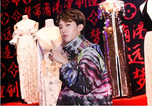 倒三角脸型八字刘海怎么剪教程,发型设计与脸型搭配男生长脸刘海