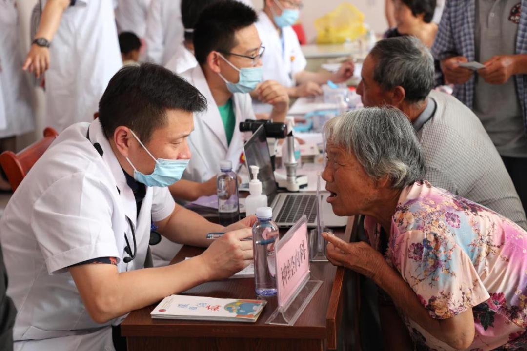 情系家乡献爱心回馈桑梓见真情,情系桑梓行善举捐资助学惠民生