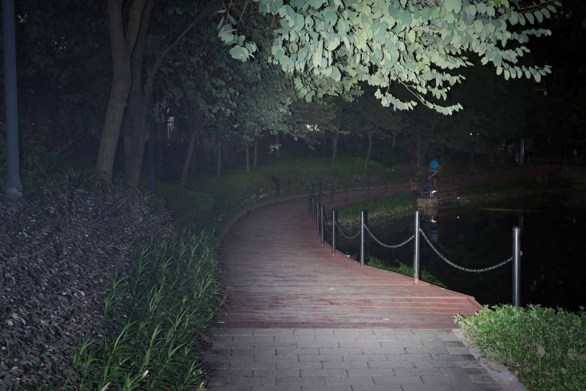 zmi随身强光手电筒充电宝,mini强光手电筒