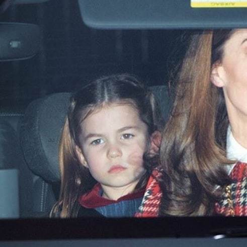 凯特王妃穿黄色连衣裙怀抱新生儿,凯特王妃穿裙套装