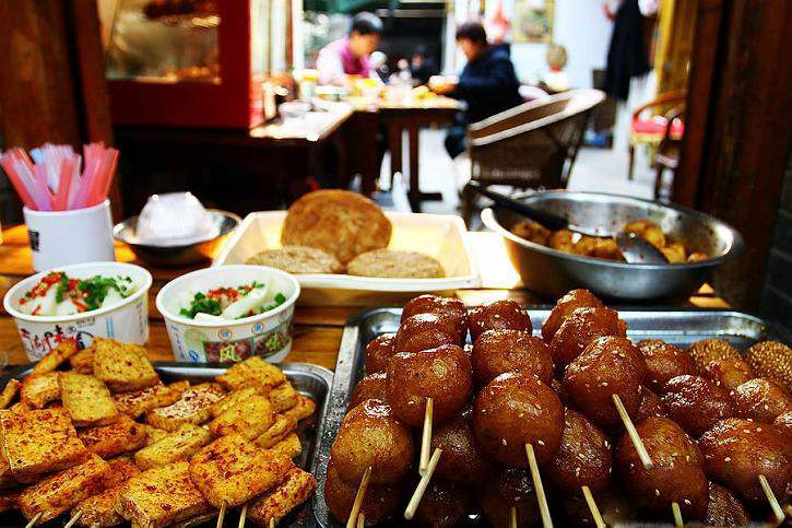 摆路摊小吃赚钱吗,冬天摆摊卖热乎的小吃