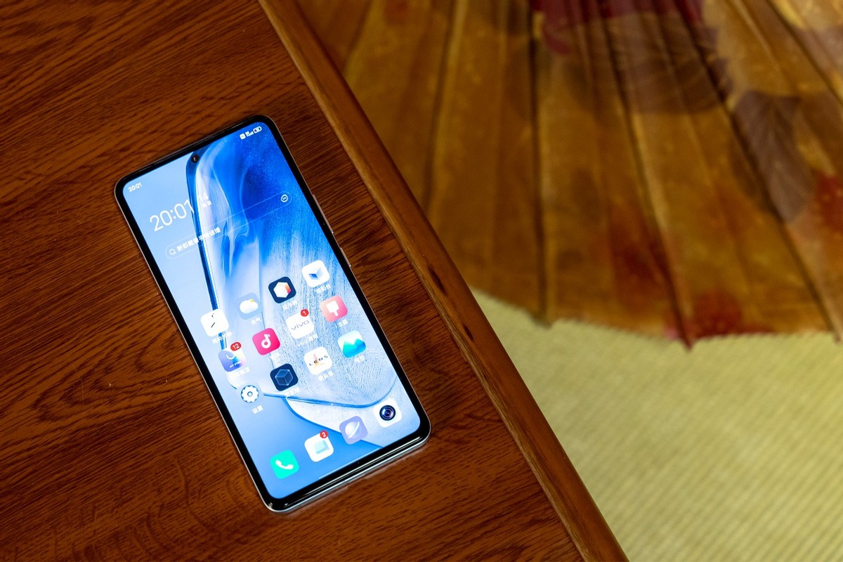 手机电量用到百分之二三十就关机,手机电量是用完了充还是20%充好