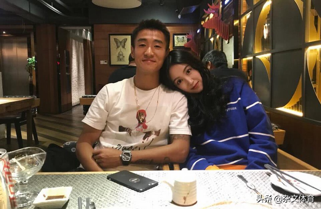 恒大天才扮演“不良少年”!携女友拍摄写真,被外媒疯狂夸赞