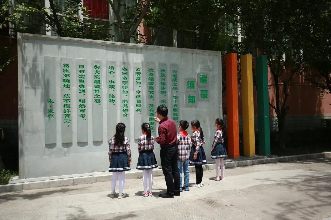 邛崃市北街小学：尚美怡情、艺美德和