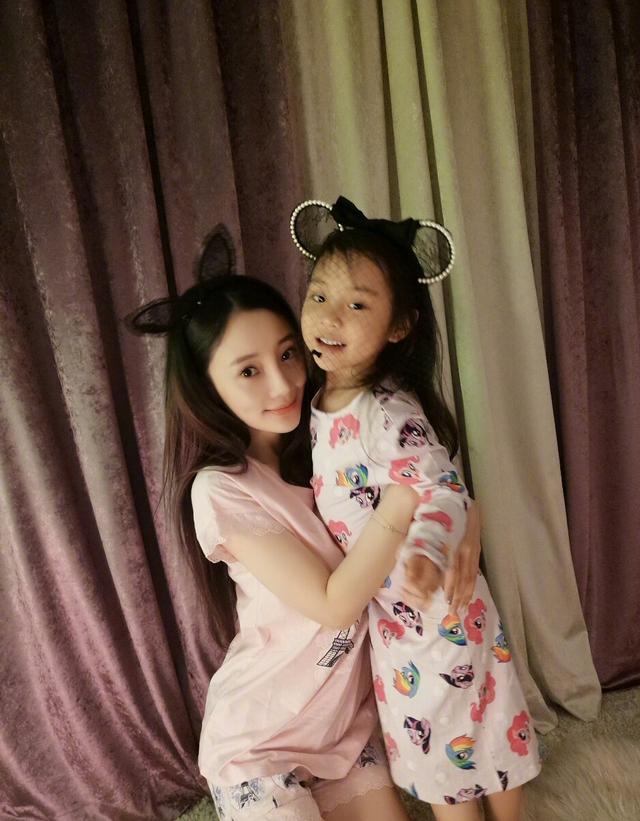 李小璐陪甜馨玩耍,李小璐甜馨出去玩