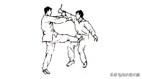 空手夺刀制服歹徒视频,空手夺匕首用既猛且狠制服歹徒