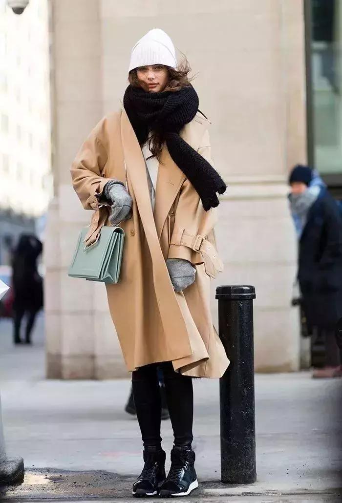 适合羽绒服显脸小围巾的系法,怎么给女生系围巾不会显脸小