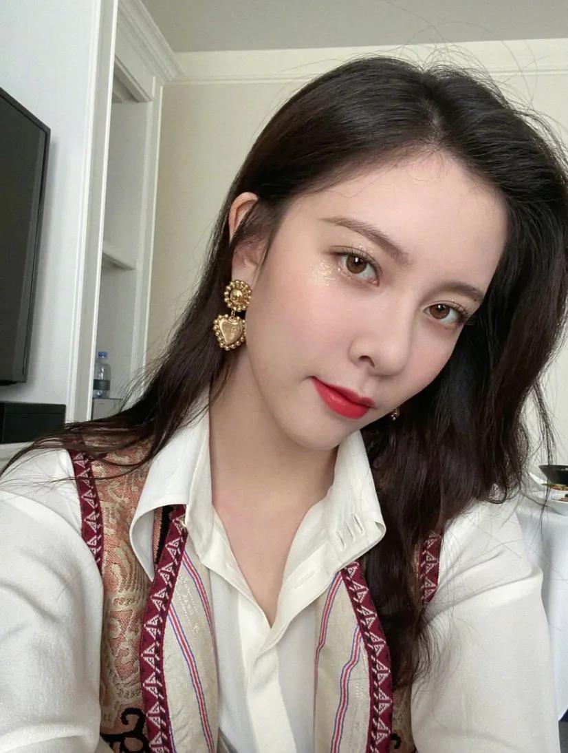 看一下明星的穿衣搭配,一起来看看明星的时尚搭配