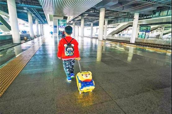 带小孩出门旅游怎么带行李,经常带娃旅游怎么选交通工具