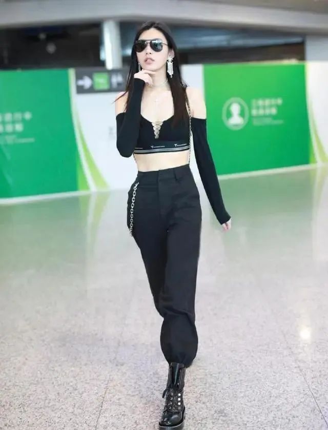 女星穿工装裤帅气十足,工装连体裤女明星穿搭