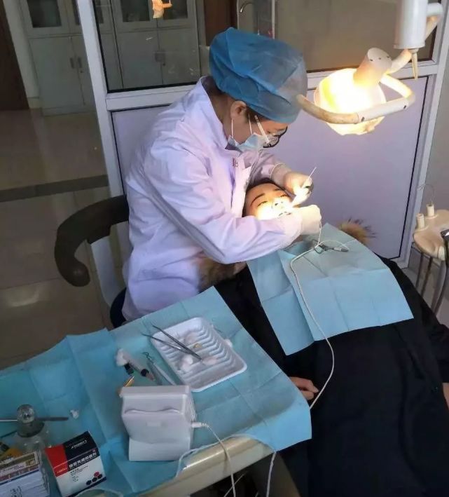 男子睾丸处经常潮湿痒是啥原因,男子睾丸痒该怎么办