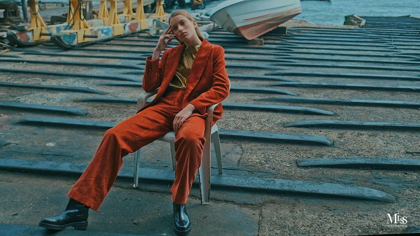 哑光妆容的魅力，在于提供漆黑的夜晚，展现色彩之美