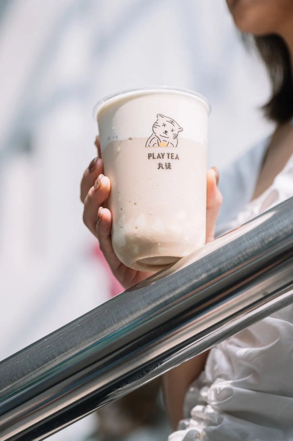 椰椰奶冻茶，会抖臀！1秒卖出1000+杯，有人开货拉拉来买…