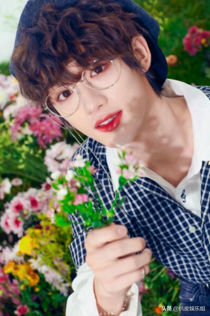 鹿晗关晓彤张子枫张艺兴同台视频,张艺兴采访撮合鹿晗关晓彤