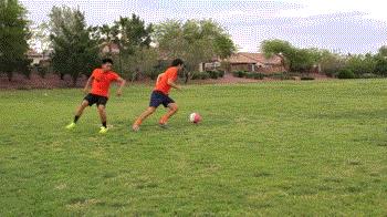 拿球怎么转身,踢球转身慢怎么训练