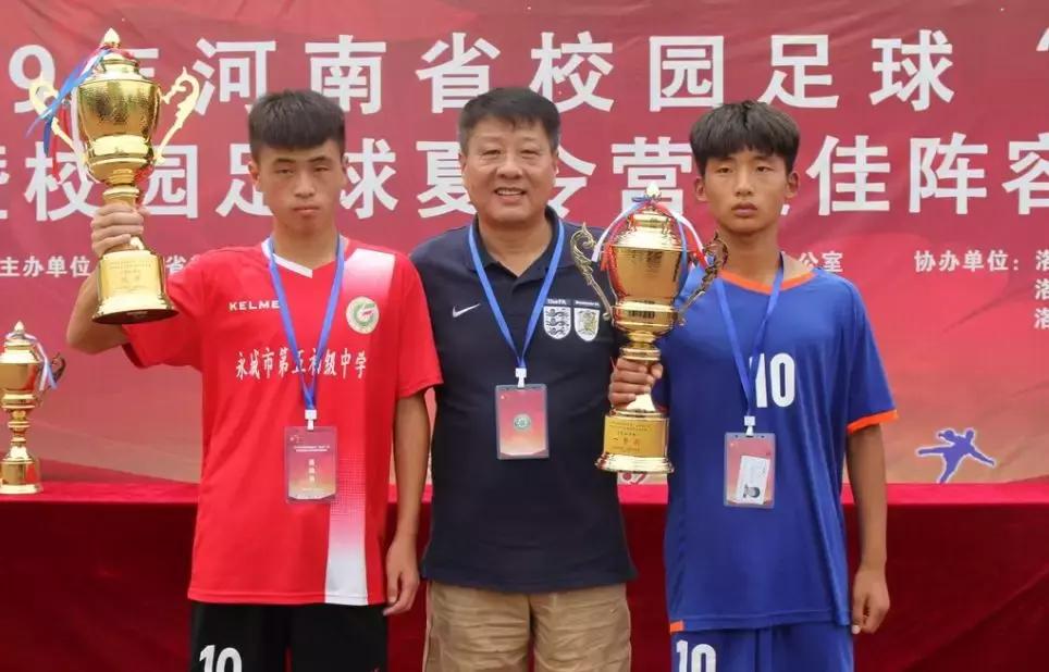 足球队勇夺冠军,永城冠军