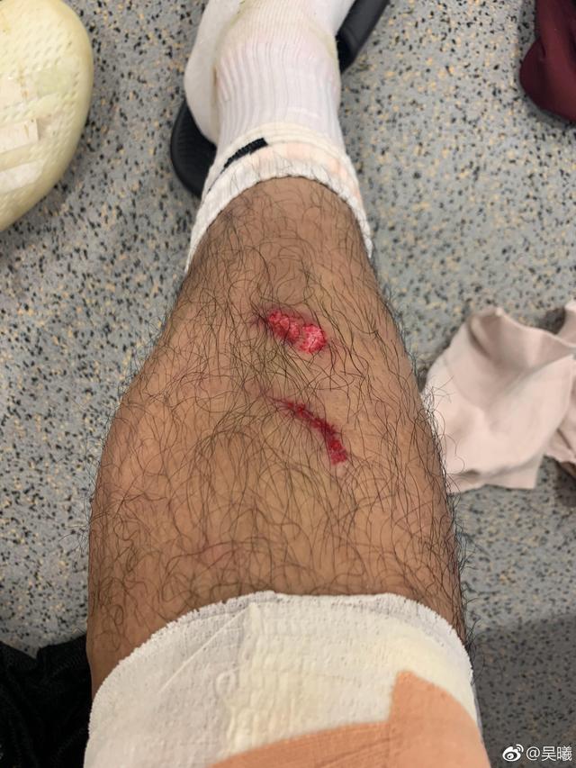 国足赢了泪目,国足输球球迷感动