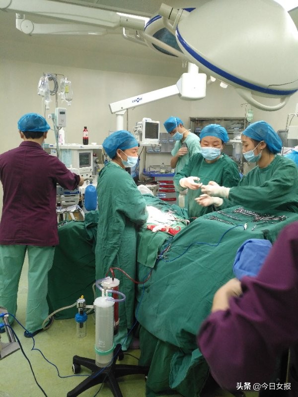 孕妈打麻将,孕妇突然腹痛难忍医生却在打麻将