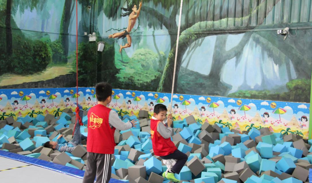 小孩戴安全绳蹦床花式玩法,各种花式蹦床合集