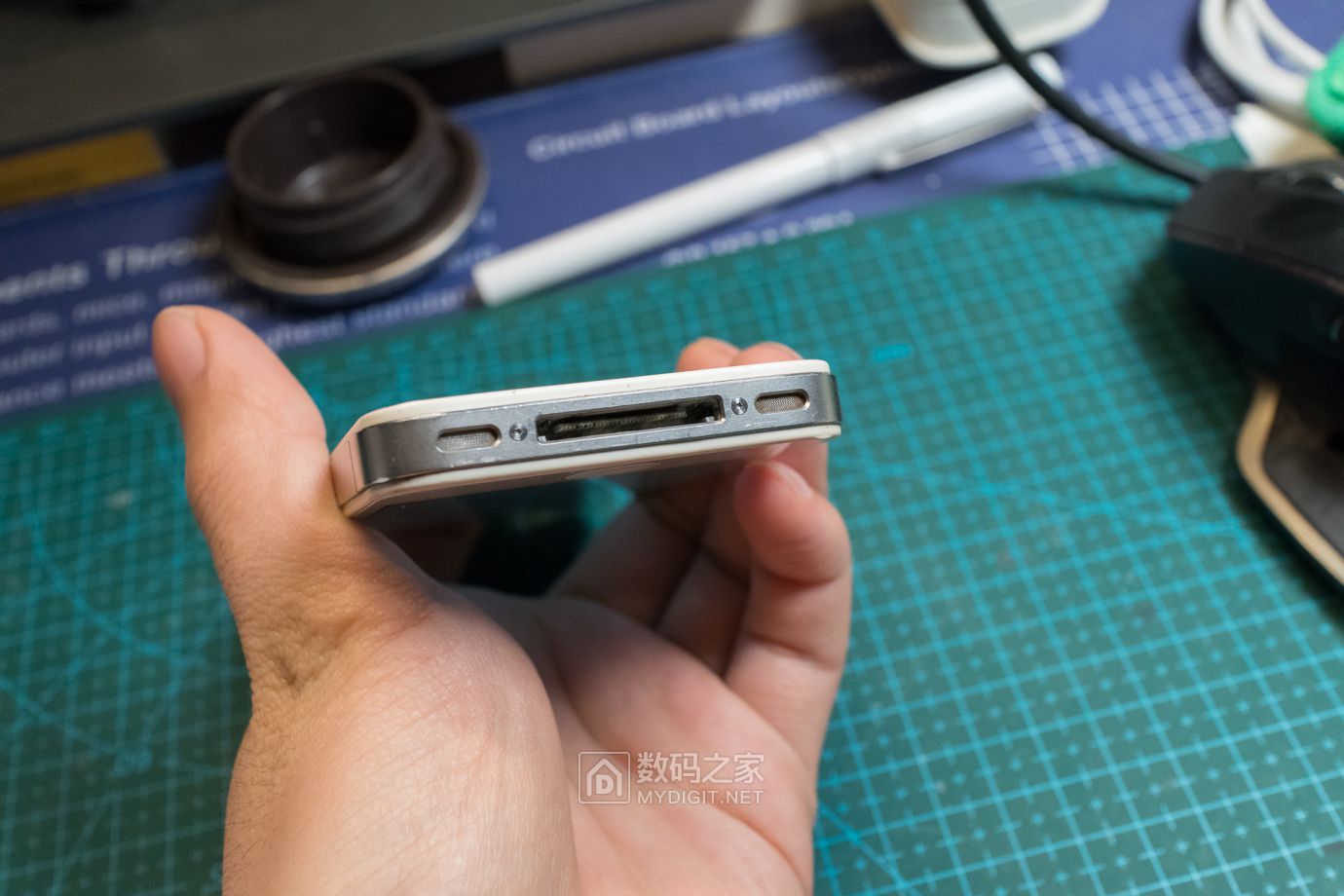 把未拆封的iphone4做成标本,iphone4被做成标本