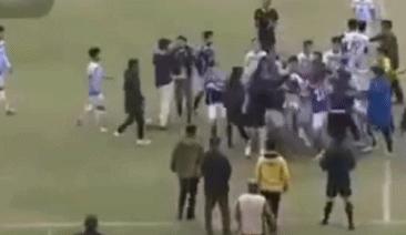 闽南杯爆发惊天群殴!球员倒地后被对方狠狠踩头中国足球的耻辱