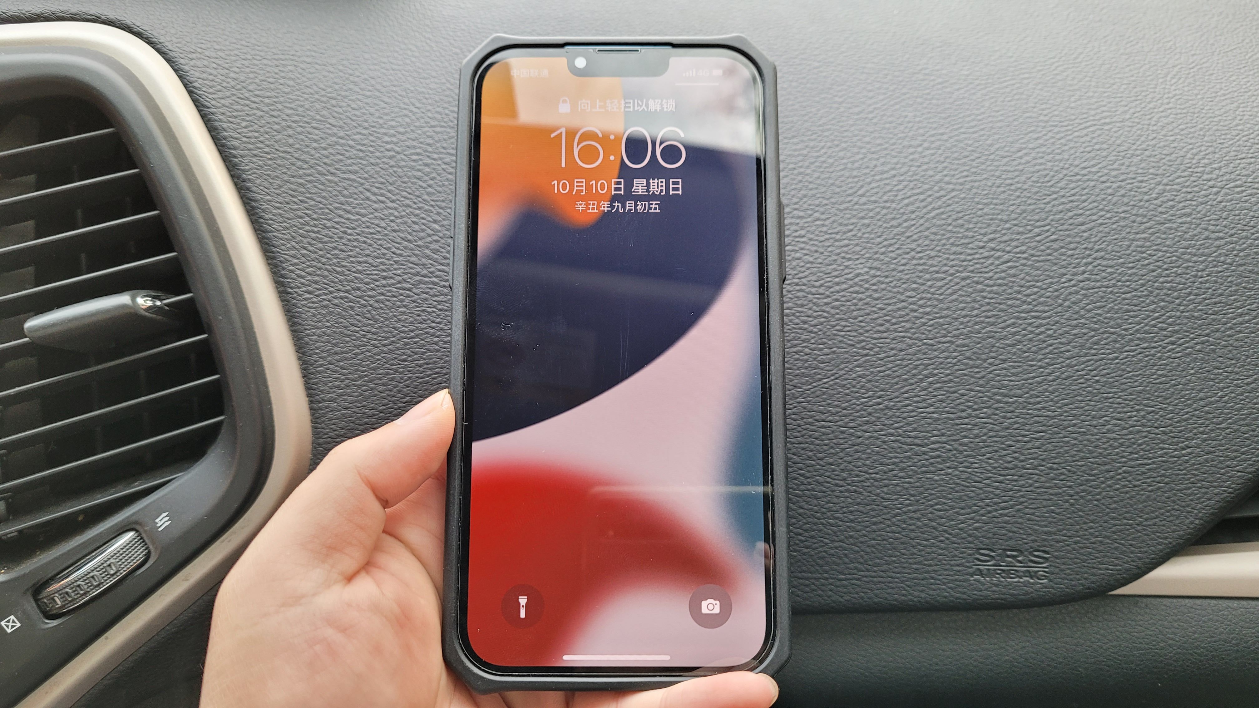 为什么有些手机是直屏换屏贵呢,为啥手机换屏价格差距这么大